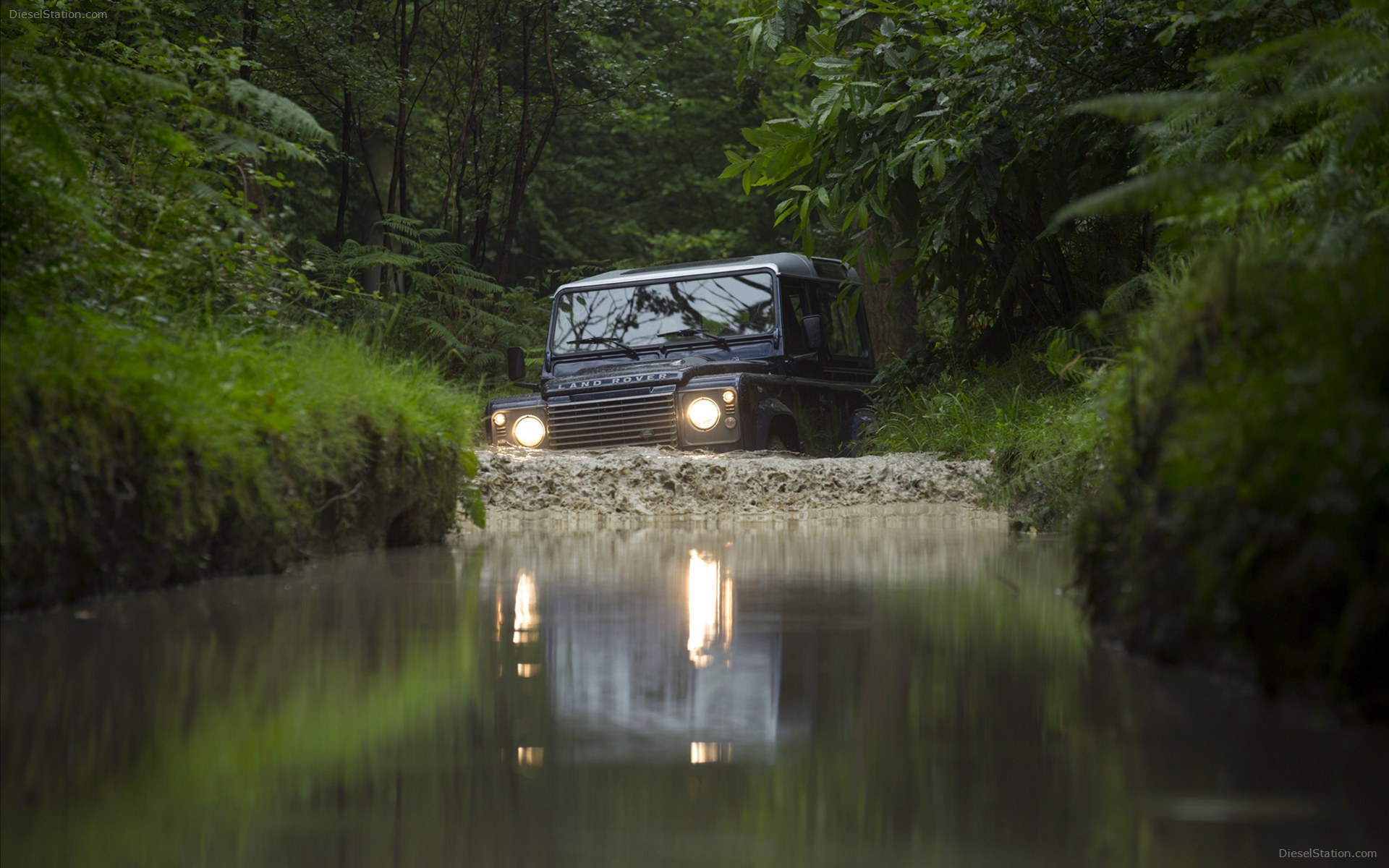 Land Rover Defender 2013